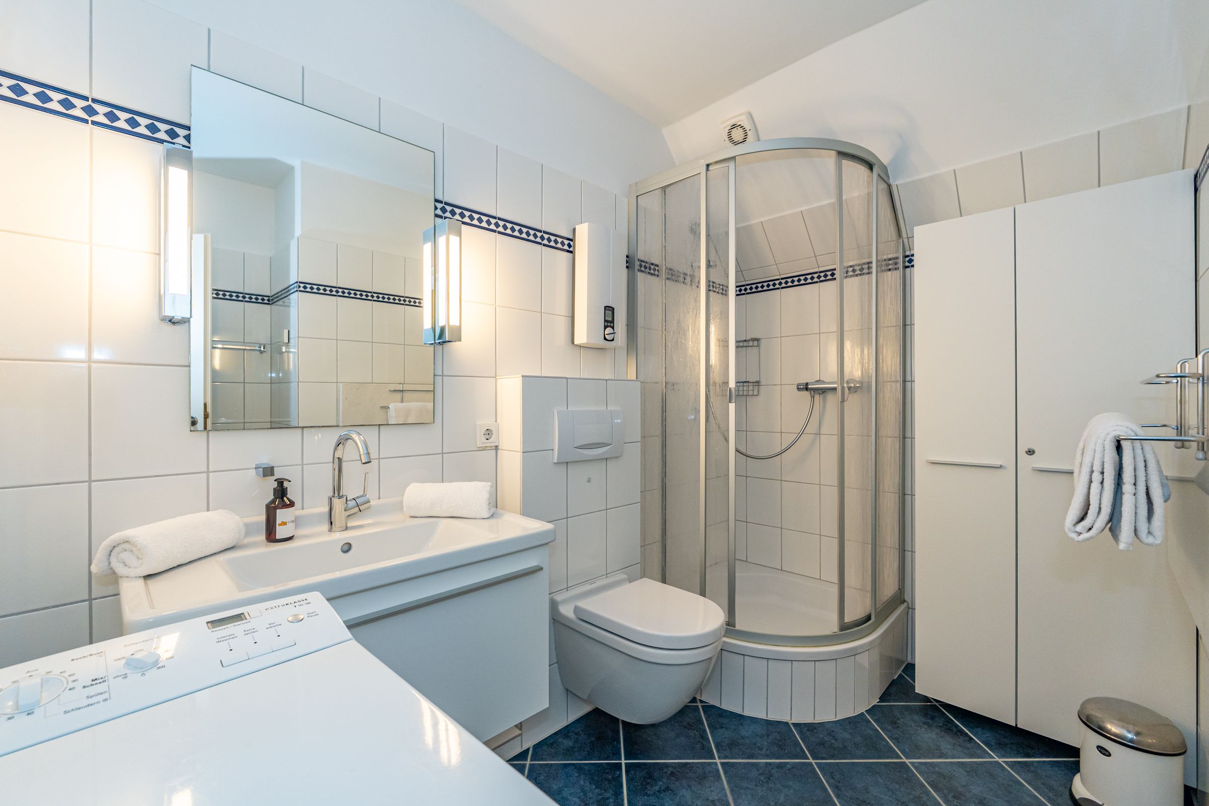 Badezimmer, Dusche, Schrank, Waschmaschine, Toilette, Handtücher