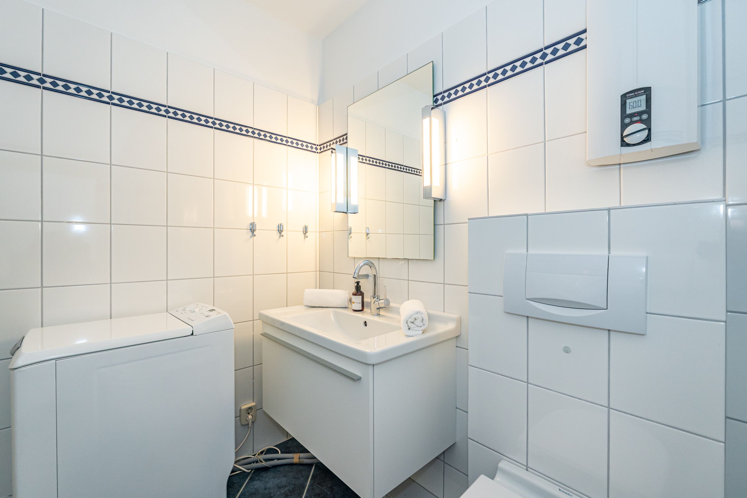 Badezimmerschrank, Handtücher, Toilette, Waschmaschine