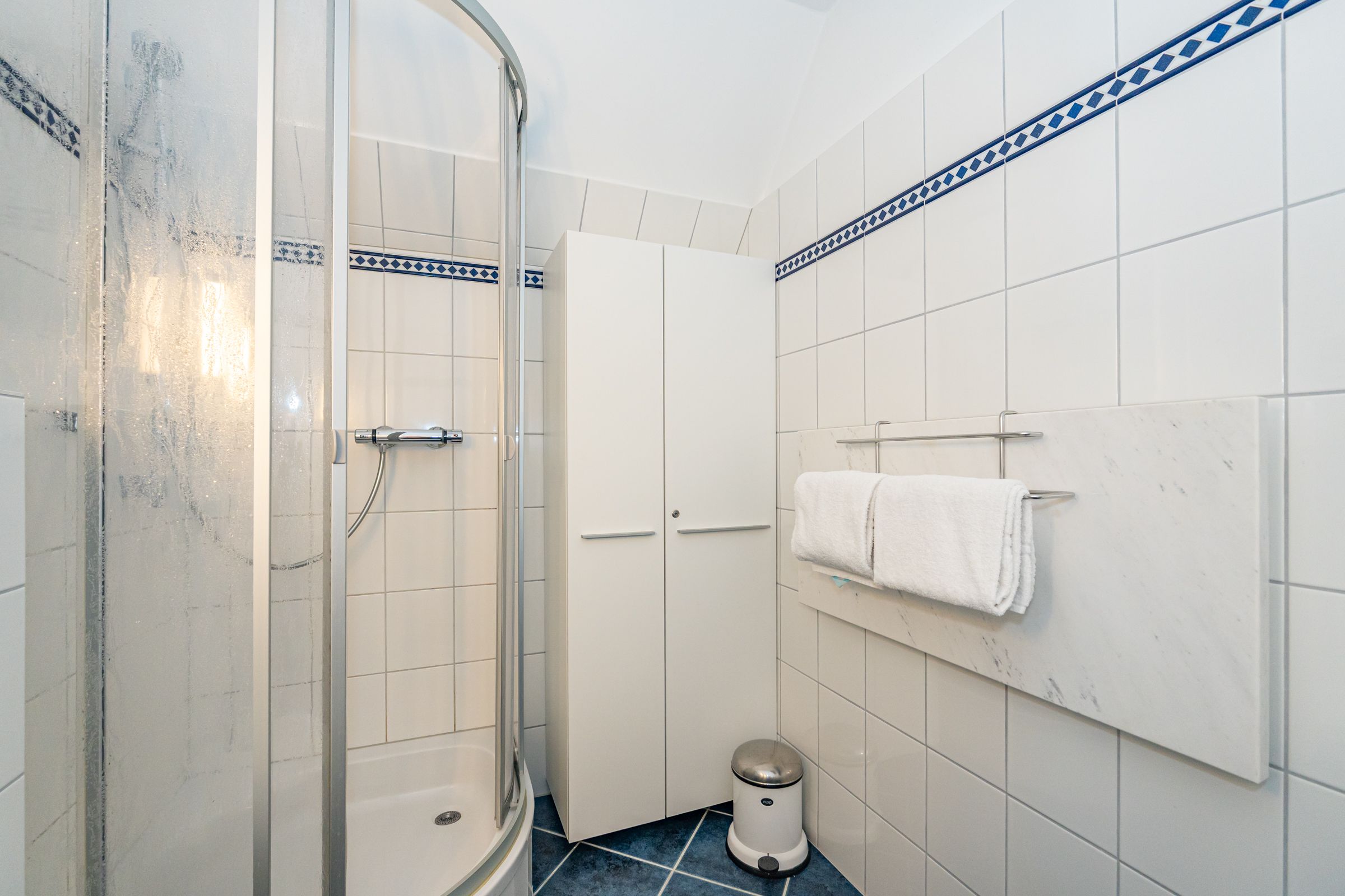Badezimmerschrank, Handtücher, Heizung