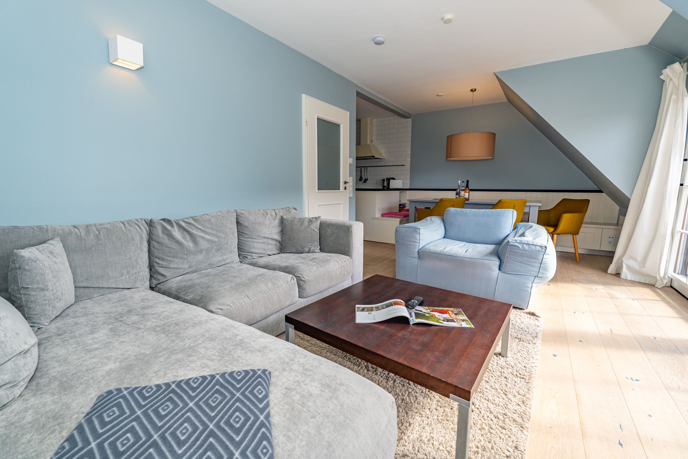 Wohnzimmer, Couch, Sessel, Tisch