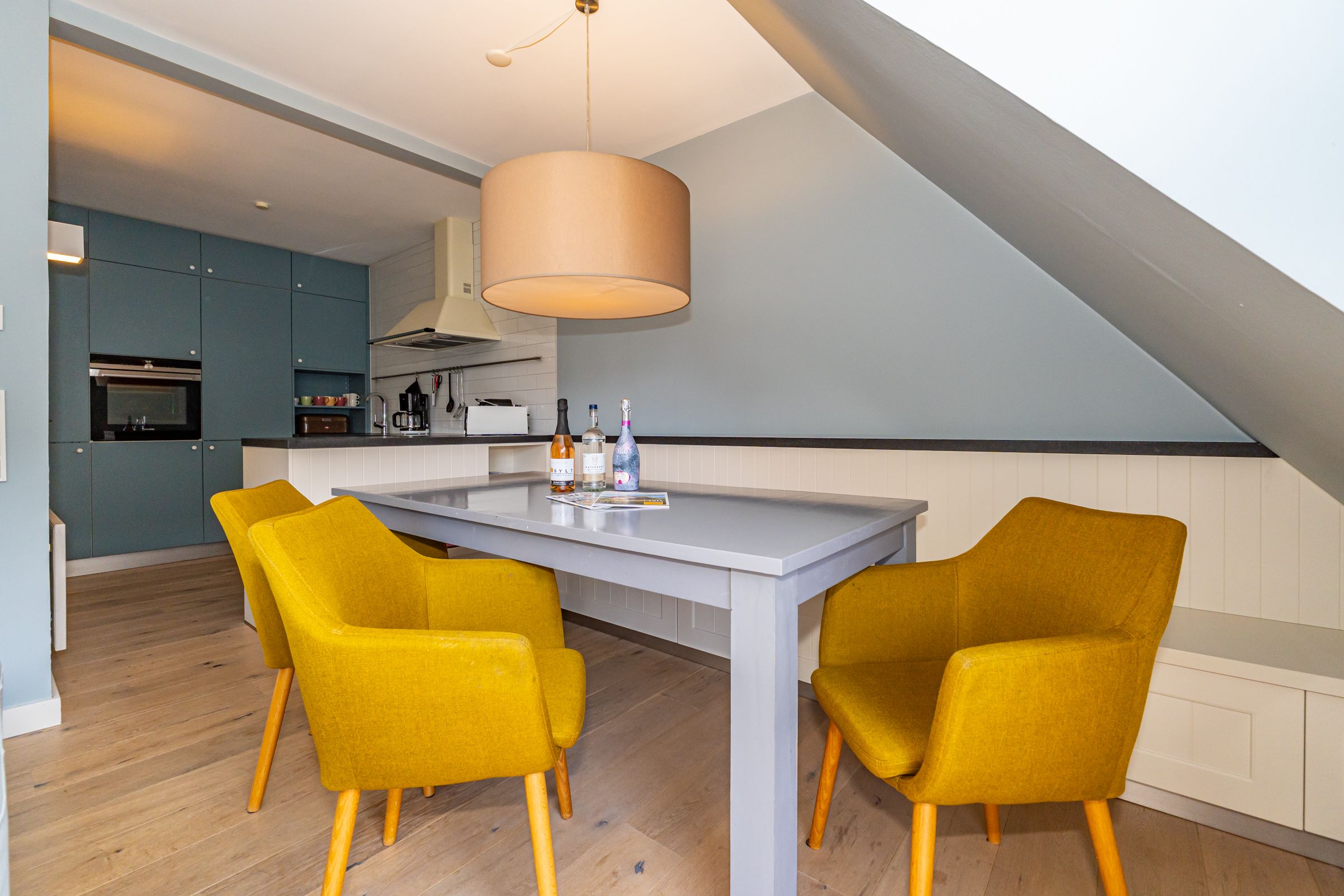 Wohnzimmer, Tisch, Stühle, Regal, Backofen, Küche