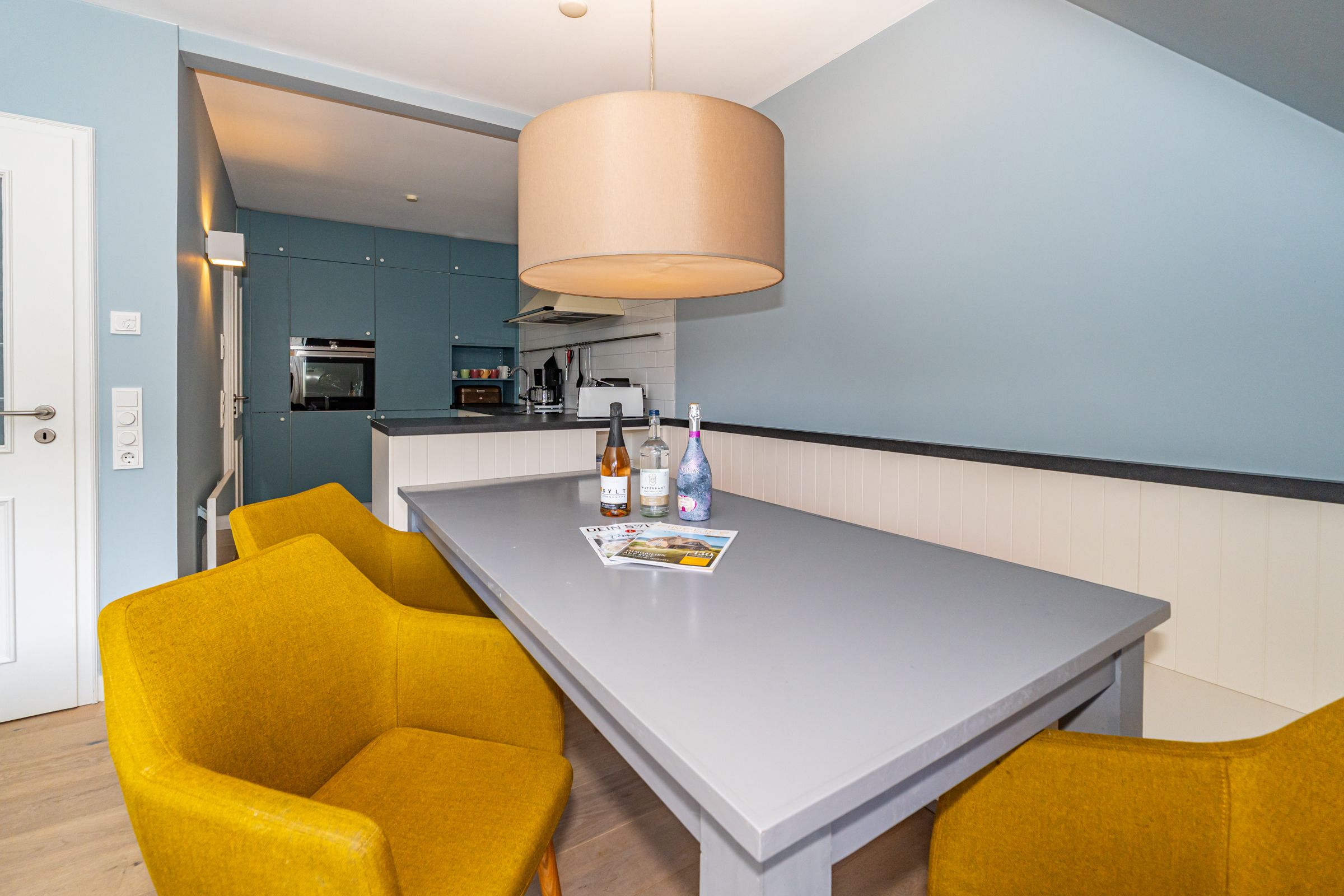 Wohnzimmer, Tisch, Stühle, Regal, Backofen, Küche