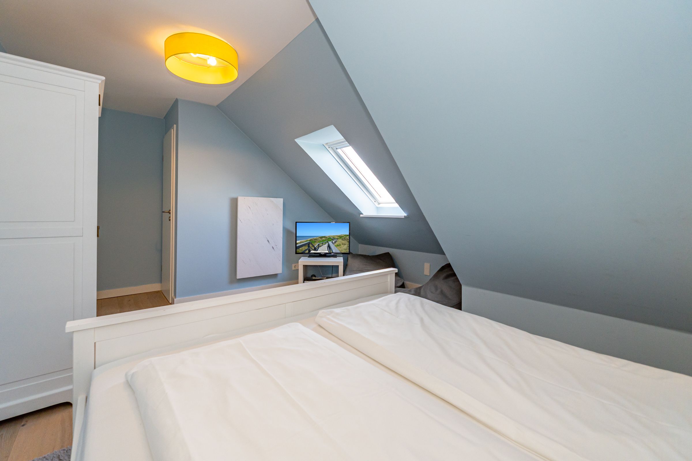 Schlafzimmer, Fernseher, Schrank, Heizung, Teppich, Sitzsack