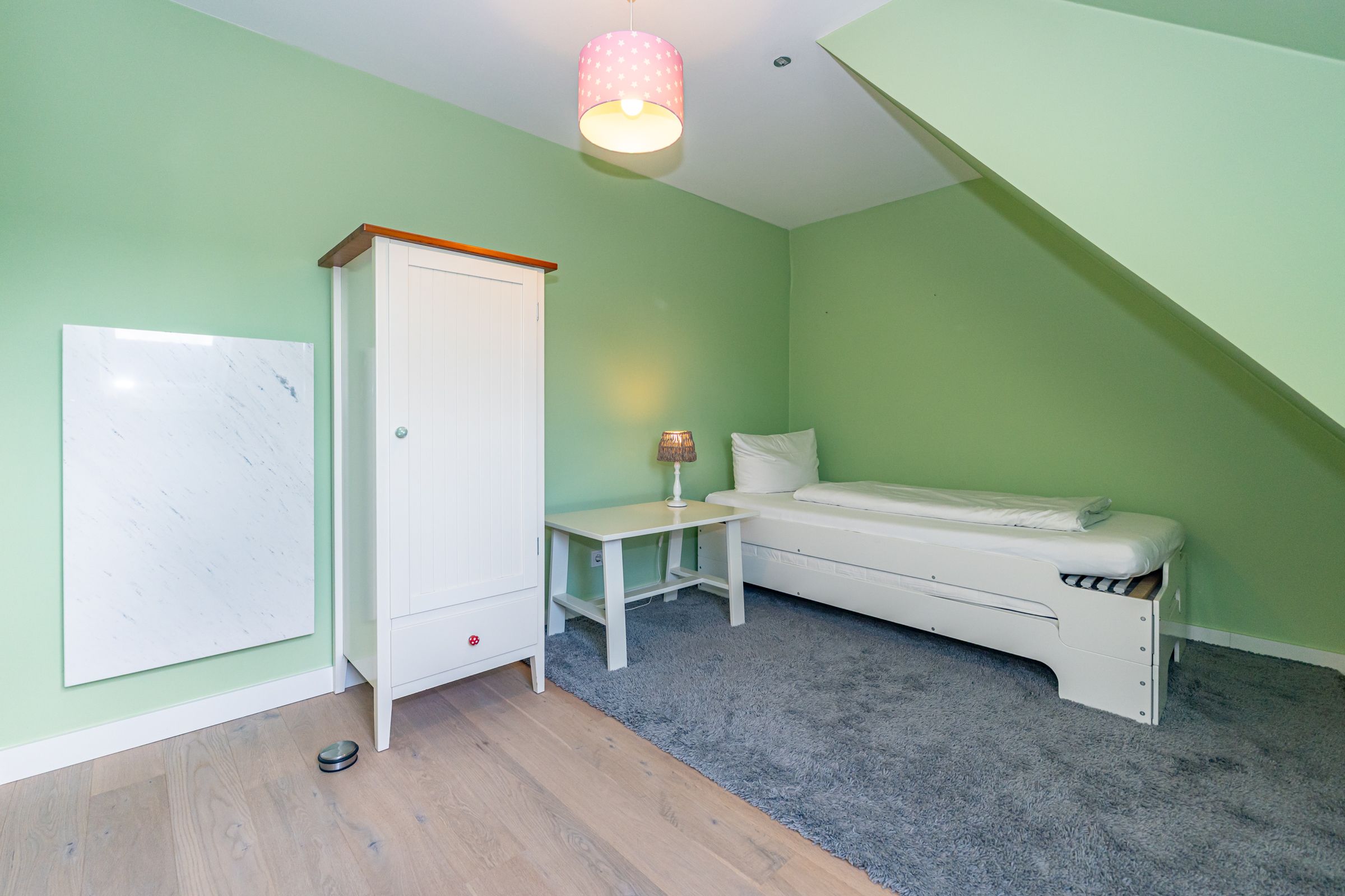 Kinderzimmer, Bett, Nachttisch, Schrank, Teppich, Heizung