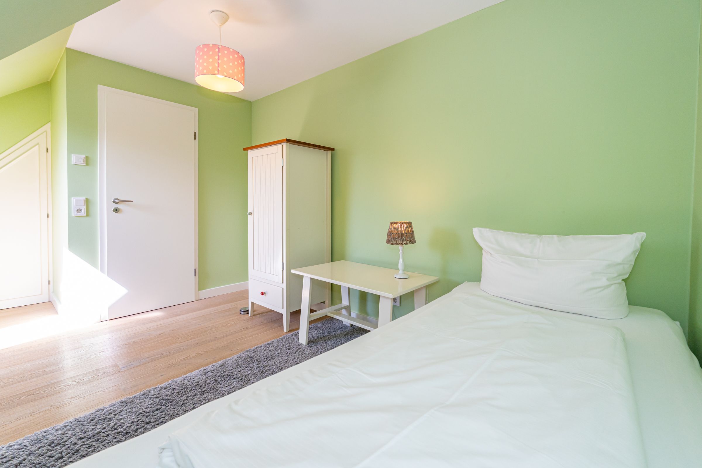 Kinderzimmer, Bett, Nachttisch, Schrank, Teppich