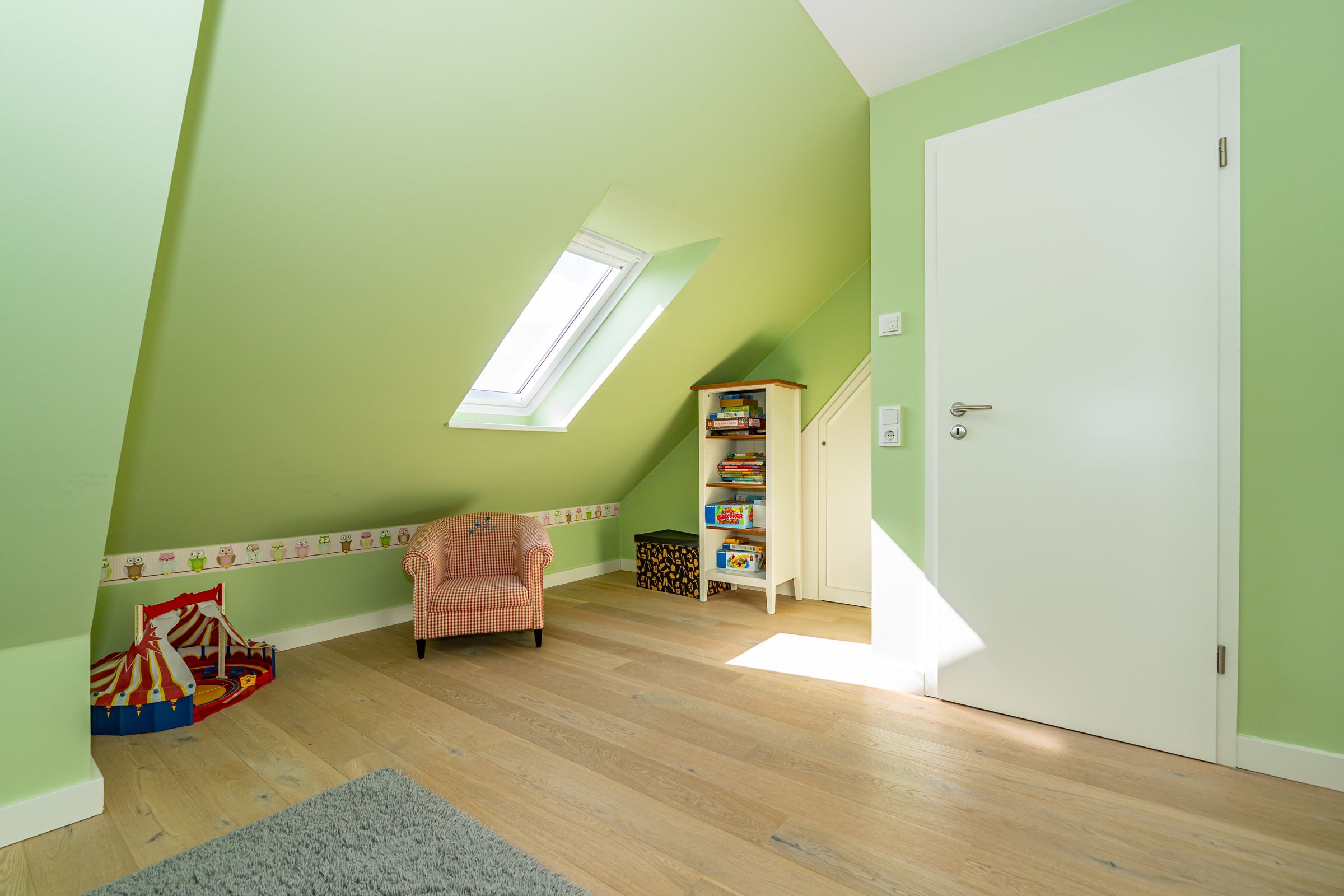 Kinderzimmer Spielzeug Sessel Tür Regal