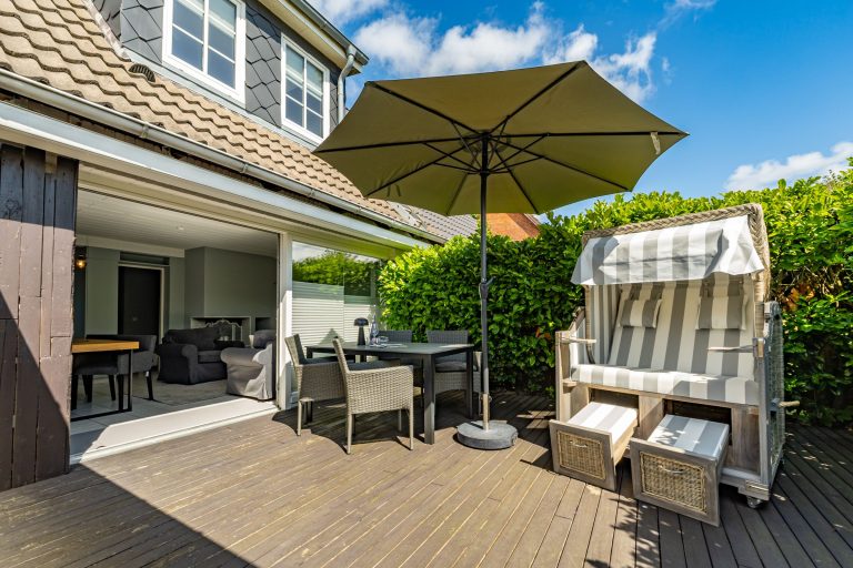 Terrasse, Stühle, Tisch, Strandkorb, Sonnenschirm, hohe Hecke, Wohnzimmer, Fenster