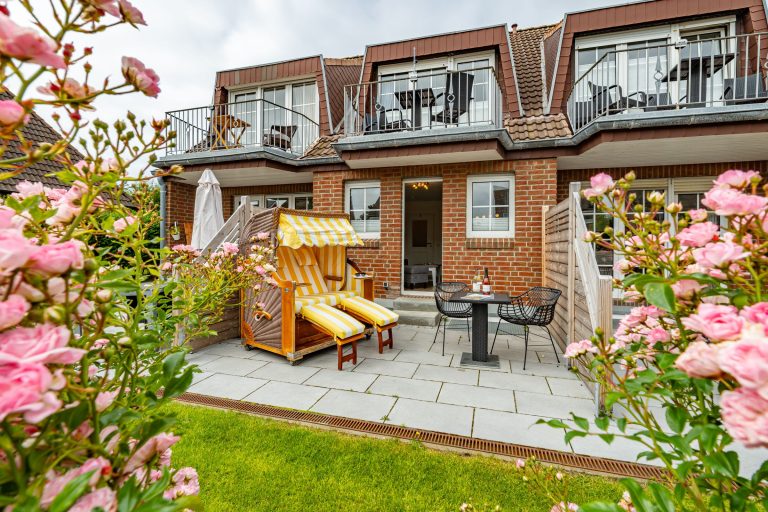 Terrasse Strandkorb Tisch Stühle Garten draußen Sicht