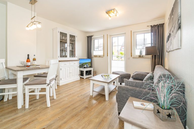 Tisch, Fernseher, Lautsprecher, Küchentisch, Geschirrschrank, Couch