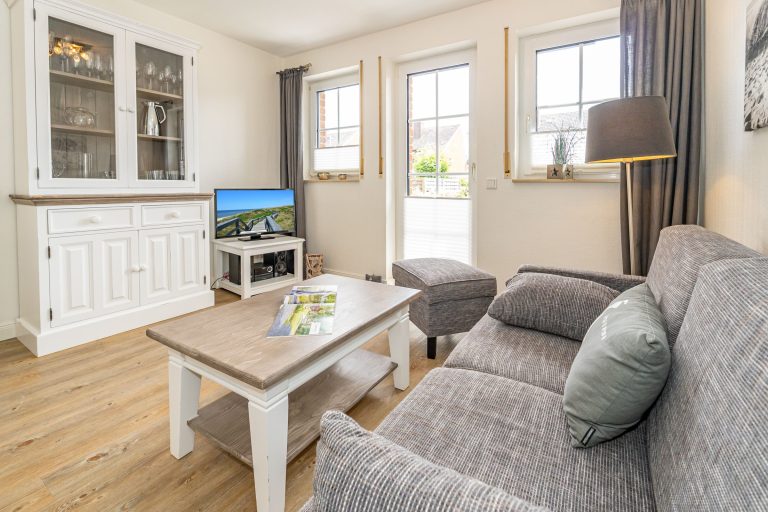 Tisch, Fernseher, Lautsprecher, Geschirrschrank, Couch