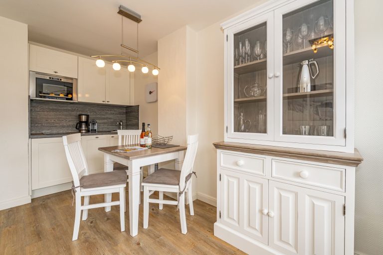 Küchentisch, Geschirrschrank