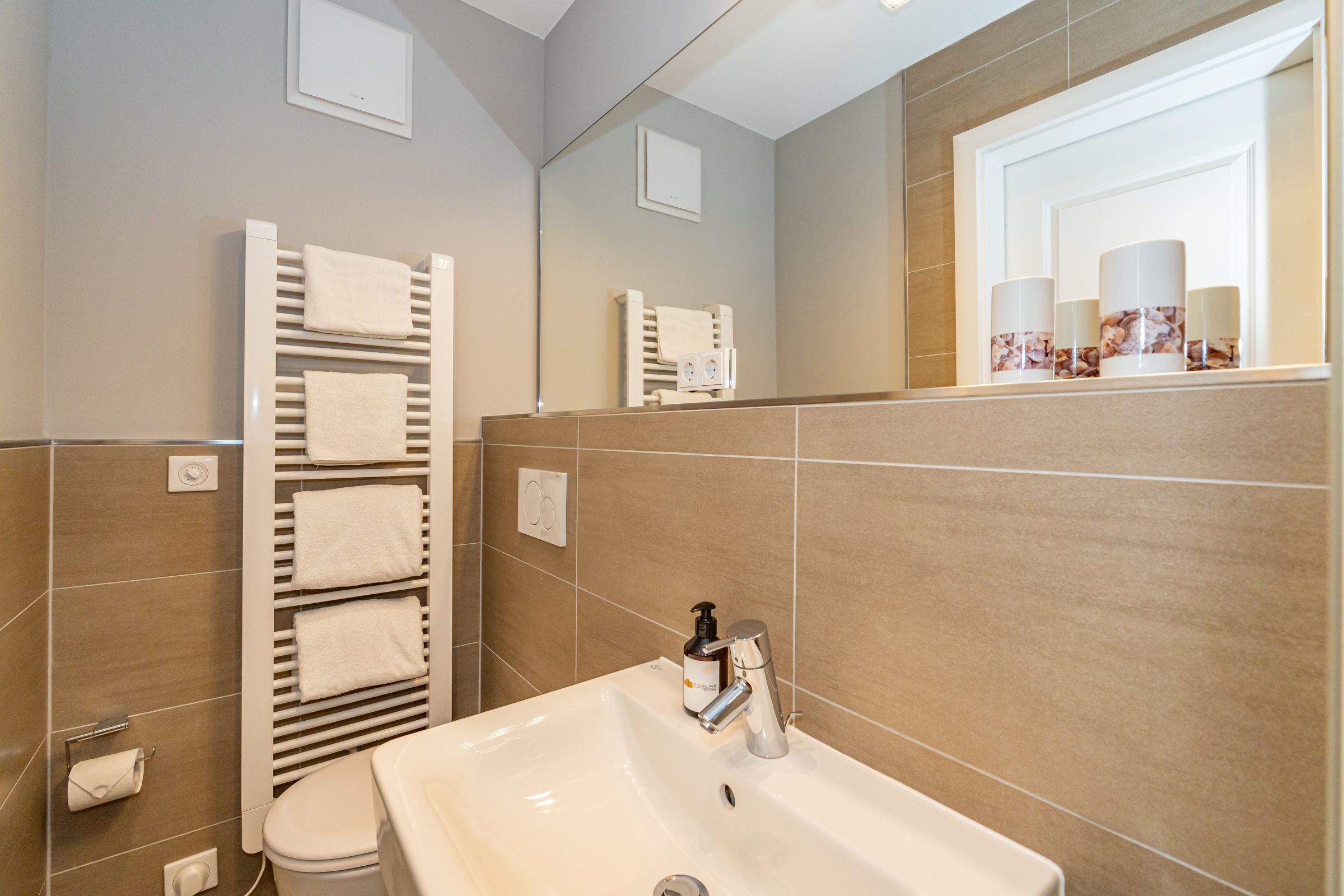 Badezimmer, Waschbecken, Dusche, Steckdosen