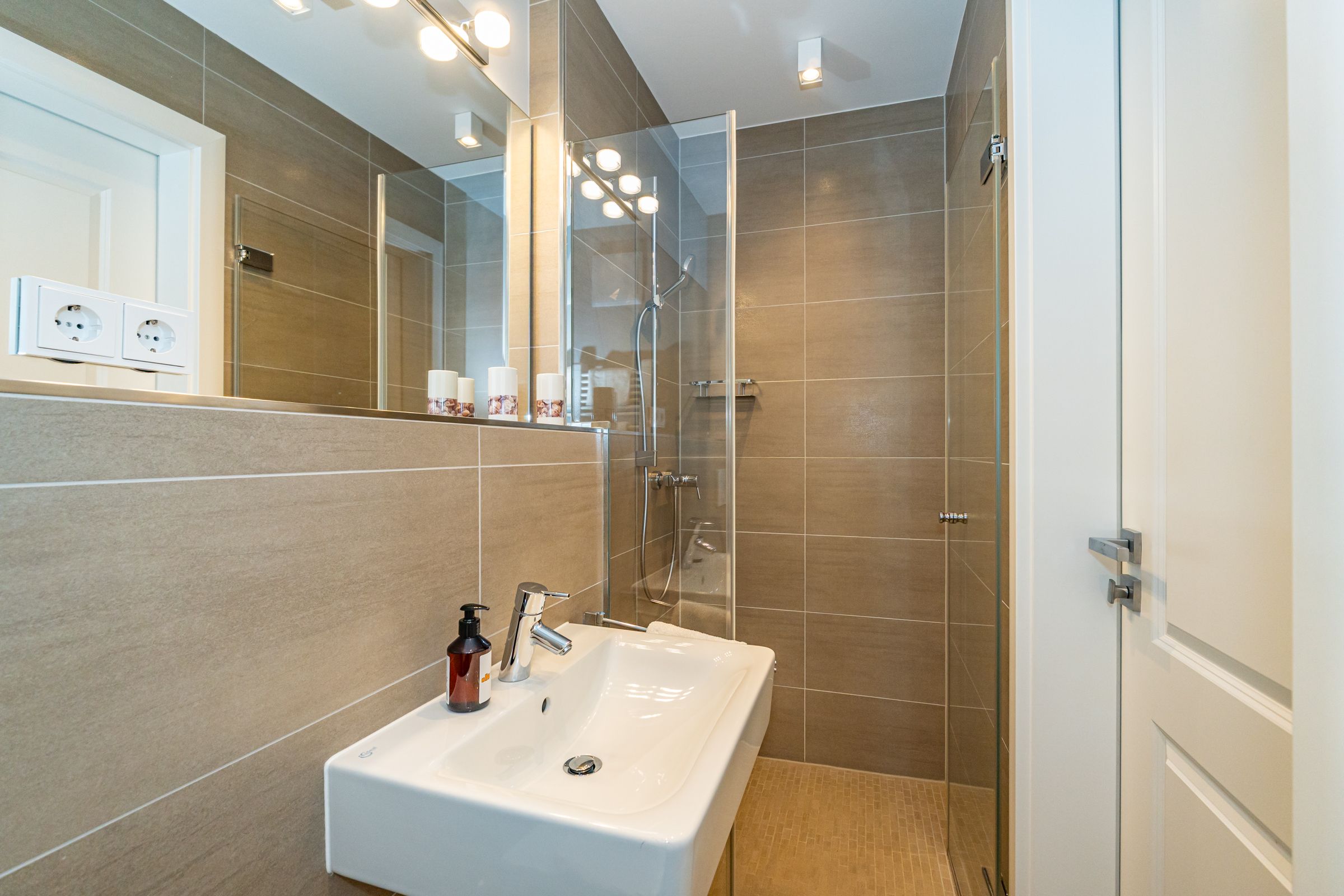 Badezimmer, Waschbecken, Dusche, Steckdosen