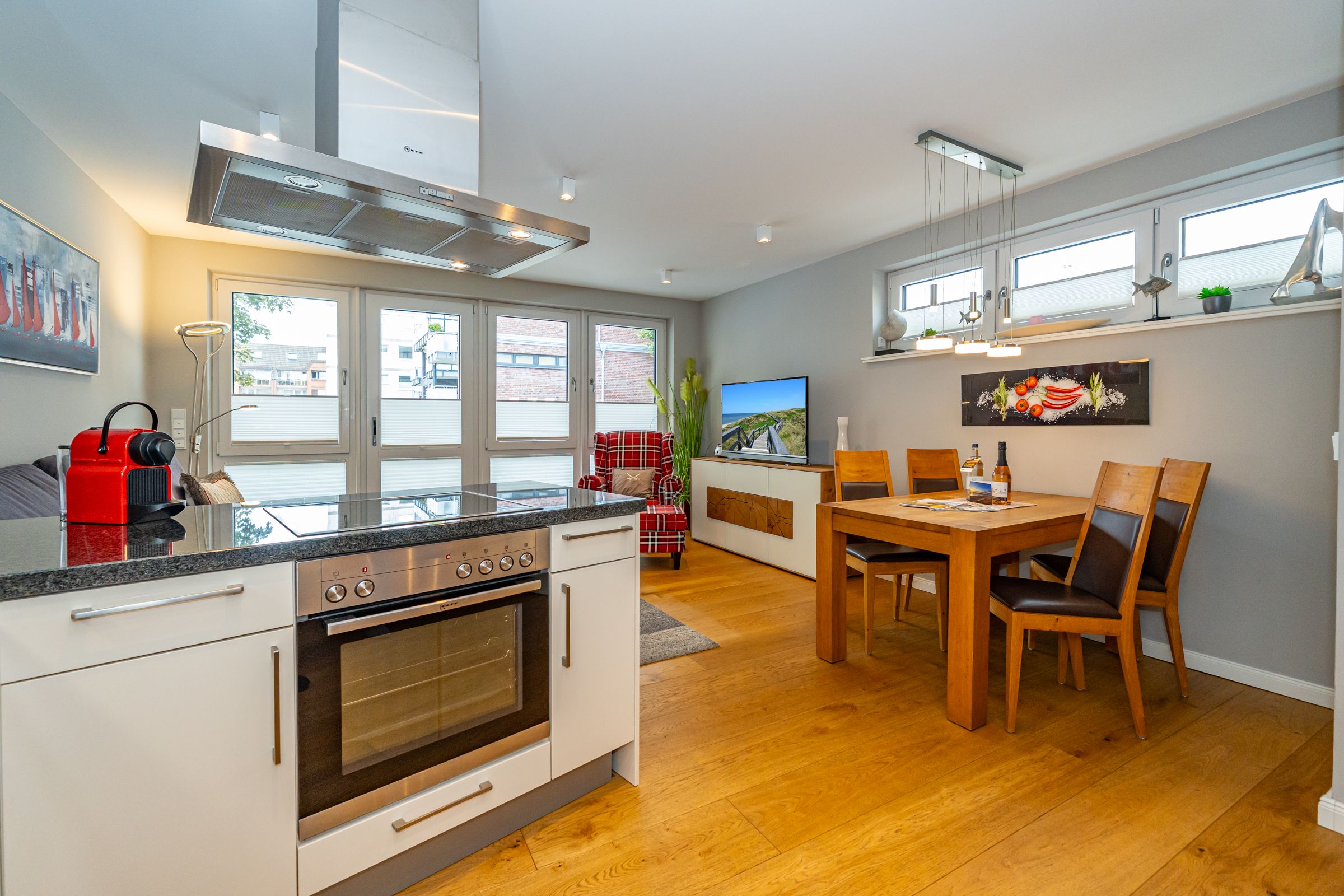 Esstisch, Backofen, Dunstabzugshaube, Küche, Wohnzimmer, Fenster, Fernseher