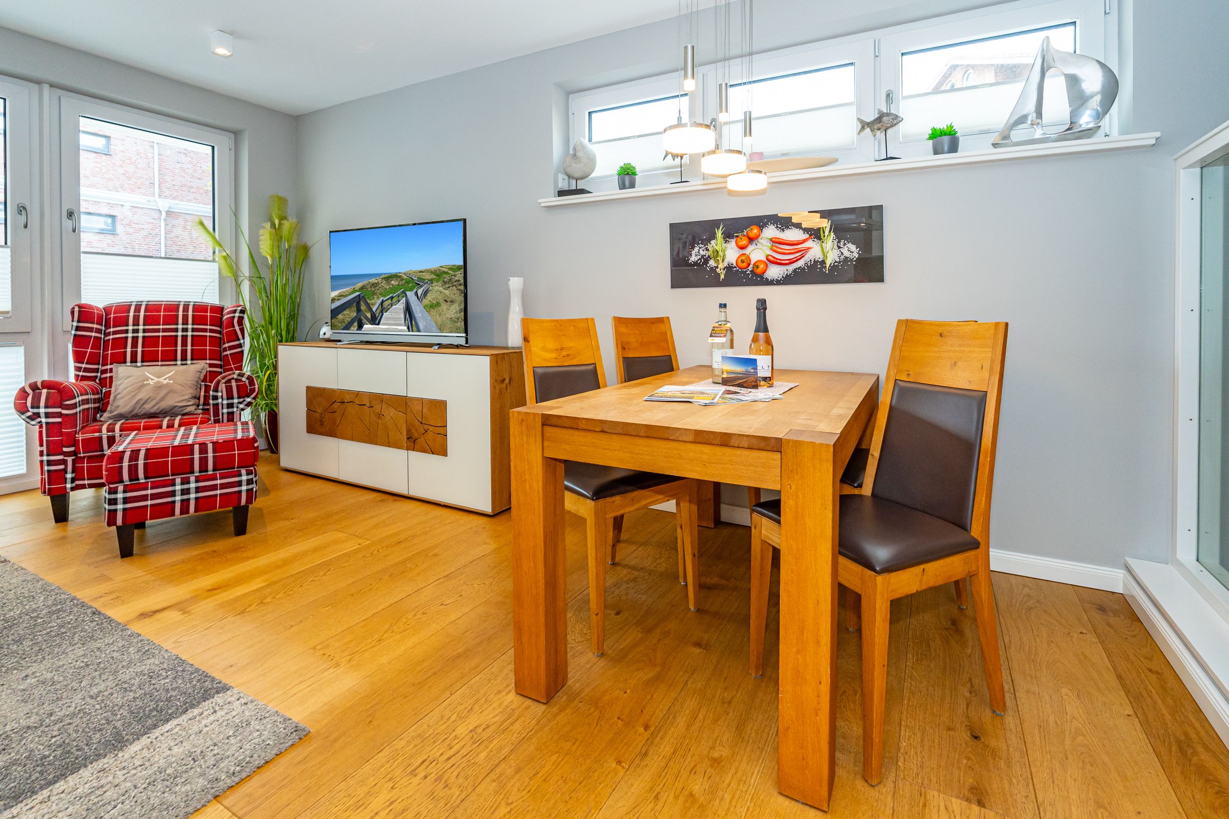 Esstisch, Sessel, Fernseher, Sideboard