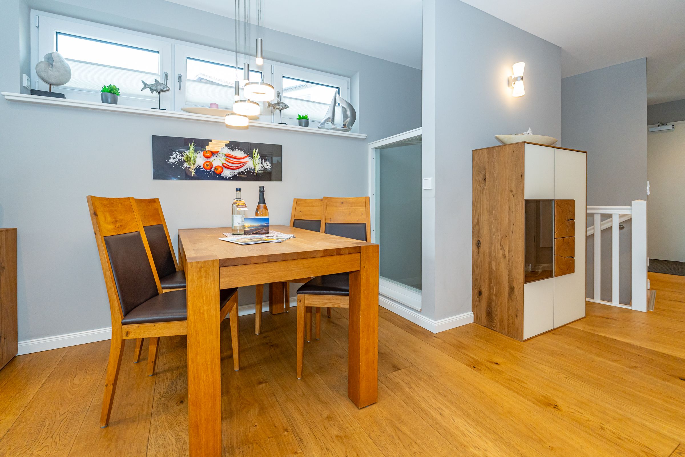 Wohnzimmer, Esstisch, Schrank, Treppe, Lampe, Fenster, Bild