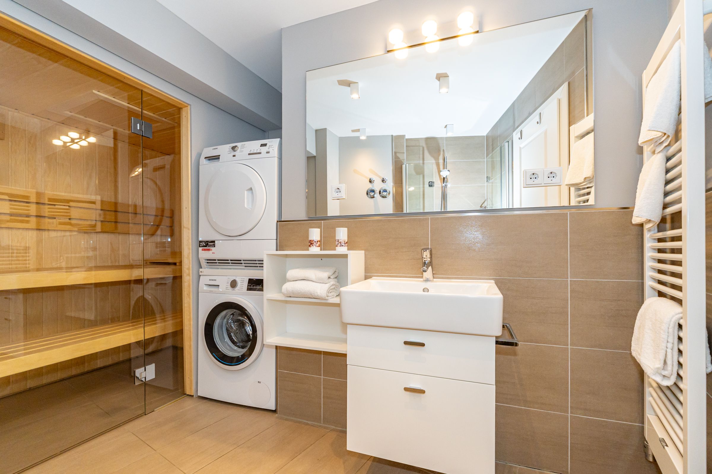 Badezimmer, Sauna, Fenster, Waschmaschine, Trockner, Spiegel, Waschbecken, Heizung