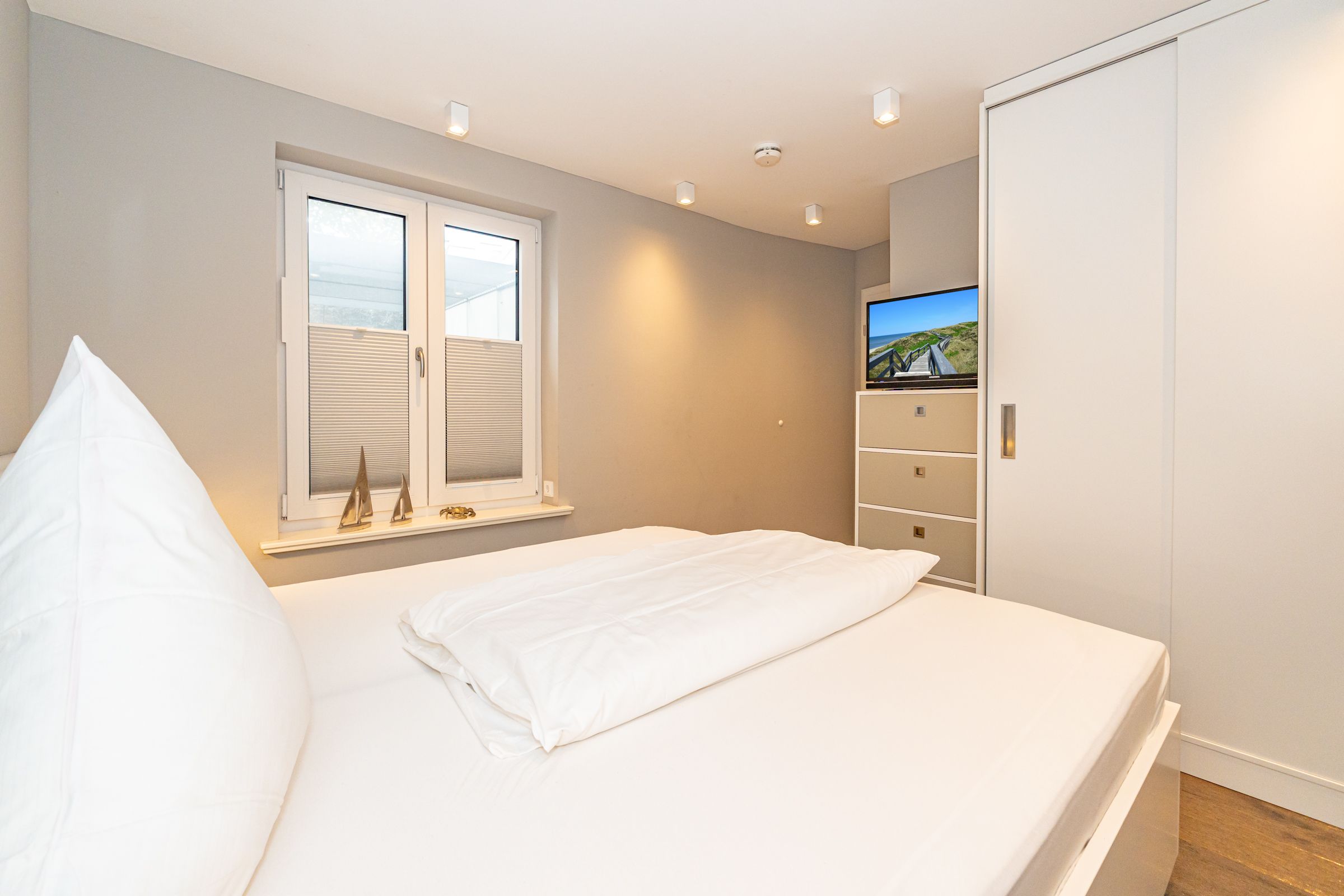 Doppelbett, Fernseher, Fenster, Schrank
