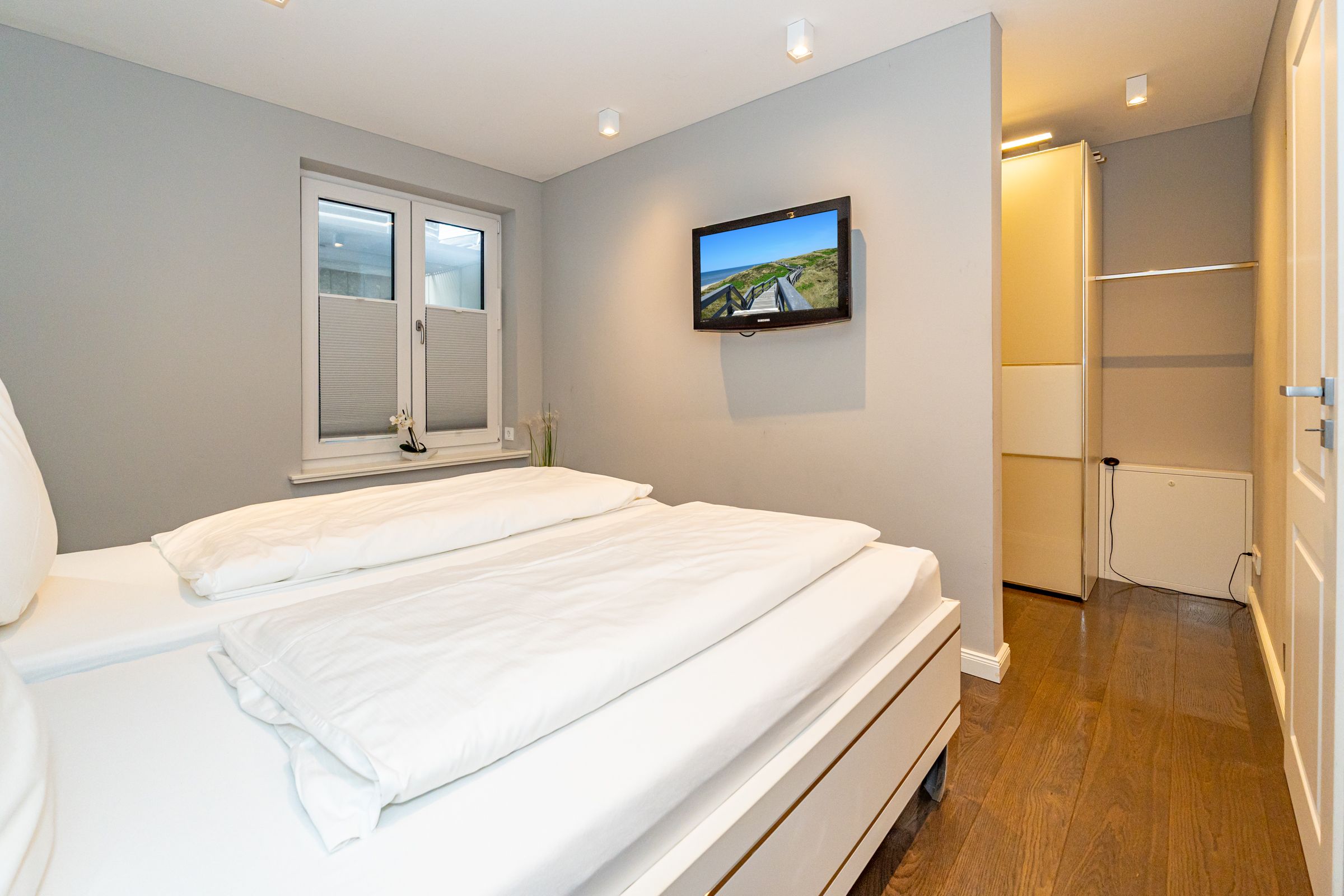 Schrank, Schlafzimmer, Doppelbett, Fenster, Fernseher