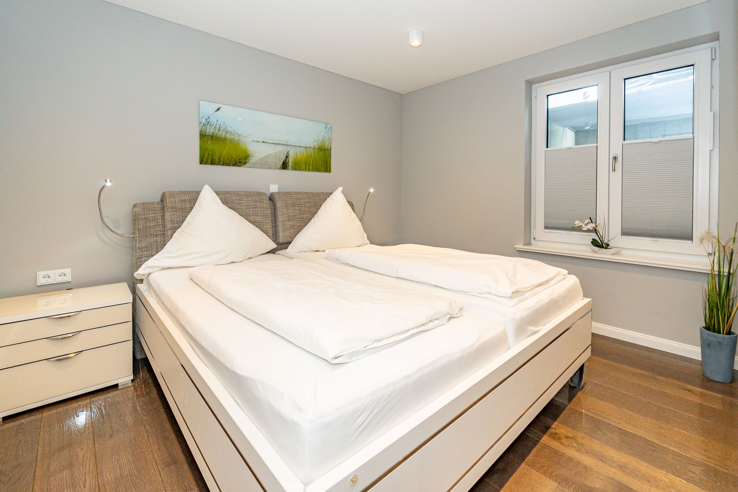 Doppelbett Fernseher Fenster Bild