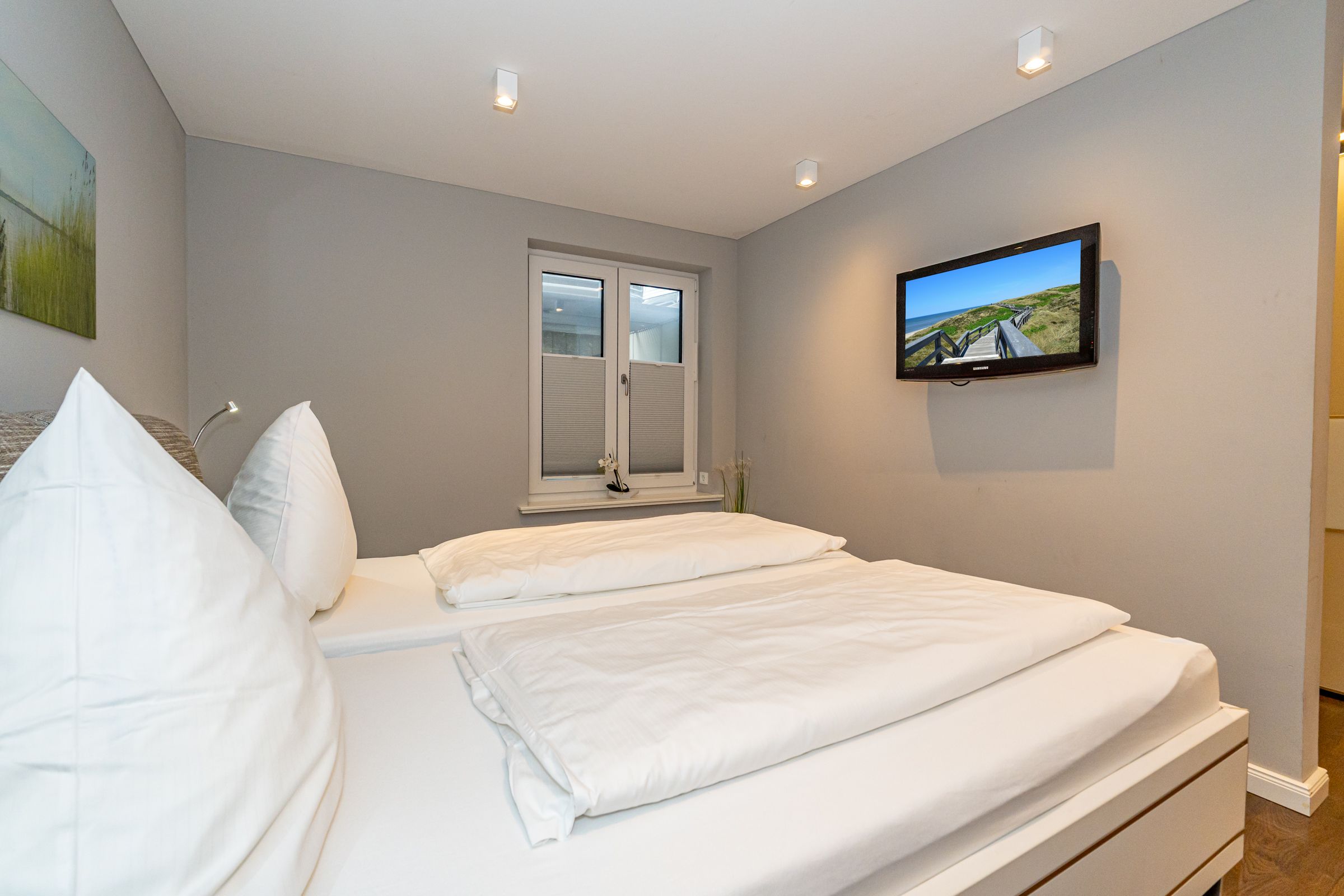 Doppelbett Fernseher Fenster Bild